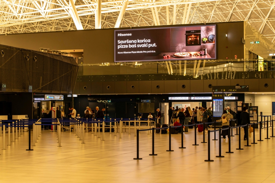 airport check in passenger queue